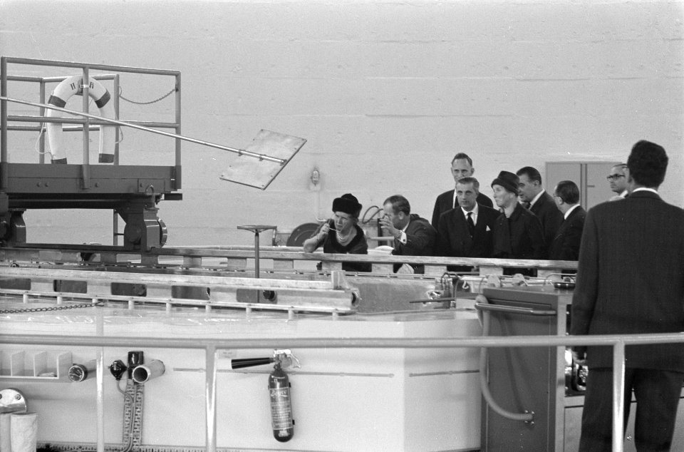 Koningin Juliana brengt een bezoek aan het Reactor-centrum te Petten, Bestanddeelnr 914-5225