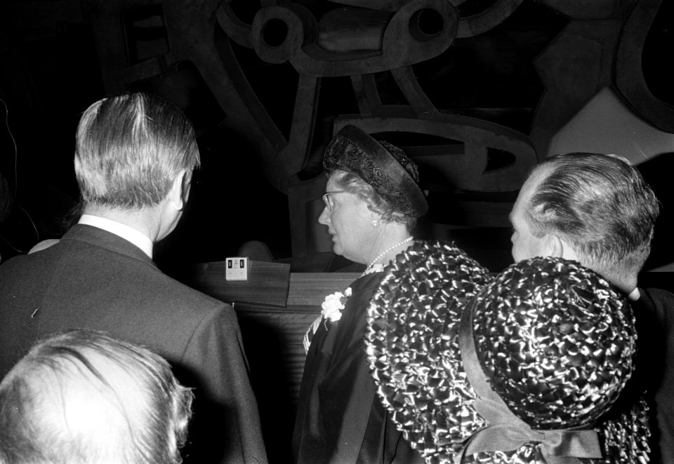 Koningin Juliana in gezelschap, Bestanddeelnr 923-5317