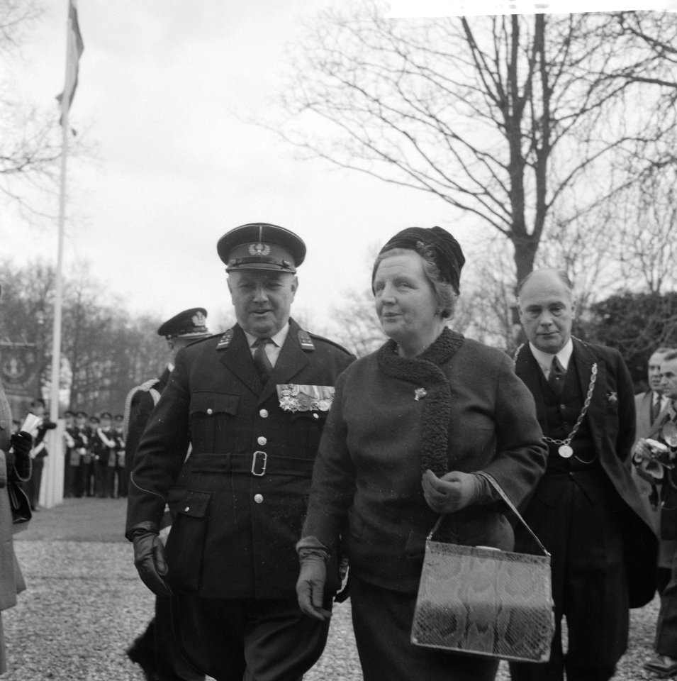 Koningin Juliana bezoekt Rijkspolitie De Varenkamp te Utrecht. Links naast de Ko, Bestanddeelnr 913-7536