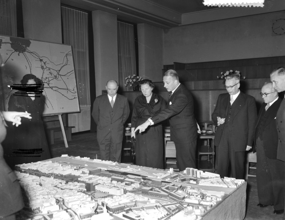 Koningin Juliana brengt een bezoek aan Utrecht hier bekijkt zij een maquette in, Bestanddeelnr 906-8694