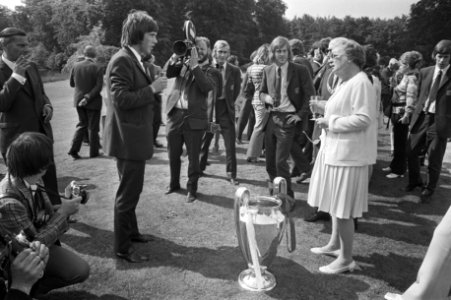 Koningin Juliana in gesprek met Van Dijk, Bestanddeelnr 924-6141