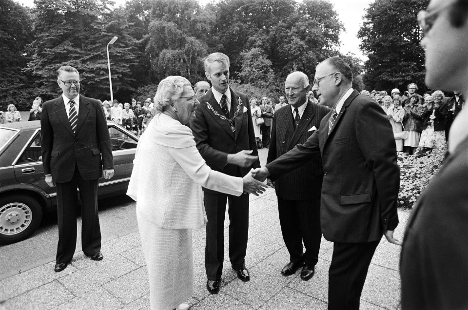 Koningin Juliana bezoekt psychiatrische kliniek Vogelenzang in Bennebroek Hare , Bestanddeelnr 929-8970