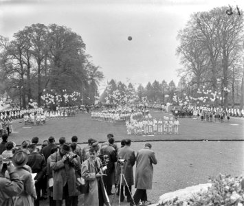 Koningin Juliana is 50 jaar geworden. Diverse jeugdverenigingen laten 1200 oranj, Bestanddeelnr 910-3325