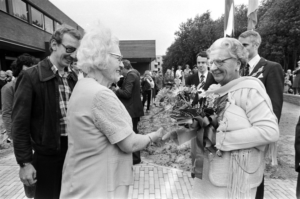 Koningin Juliana bezoekt psychiatrische kliniek Vogelenzang in Bennebroek Hare , Bestanddeelnr 929-8967