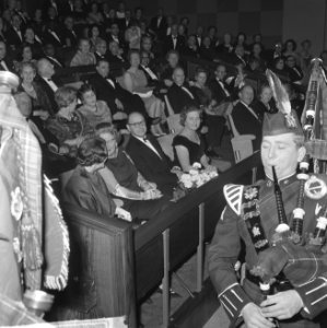 Koningin Juliana is aanwezig bij de filmpremière 'De grootste uren' in de Euro C, Bestanddeelnr 917-1676