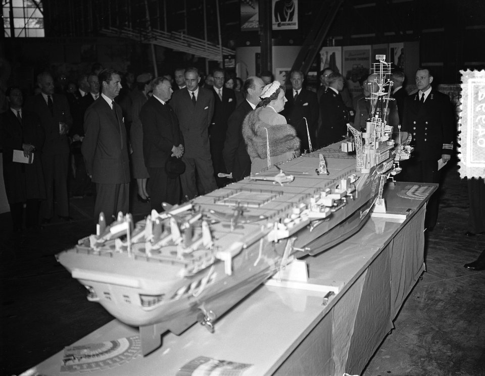 Koningin Juliana bezoekt Rotterdam en bekijkt een model van het schip Karel Door, Bestanddeelnr 906-4992