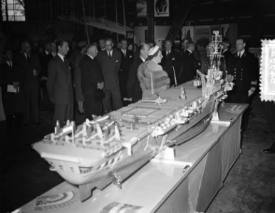 Koningin Juliana bezoekt Rotterdam en bekijkt een model van het schip Karel Door, Bestanddeelnr 906-4992