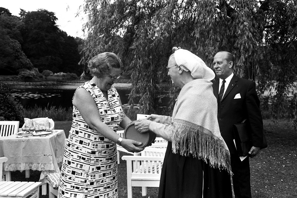 Koningin Juliana en mevrouw K. Westerduin-Knoester, Bestanddeelnr 923-5721