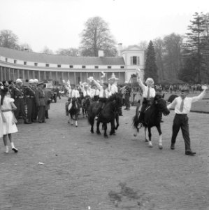 Koningin Juliana is 50 jaar geworden. Defilé langs het bordes van Ponyclub De Pa, Bestanddeelnr 910-3335