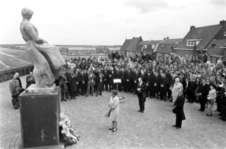 Koningin Juliana bezoekt Urk. Koningin Juliana heeft zojuist een krans gelegd bi, Bestanddeelnr 921-3425