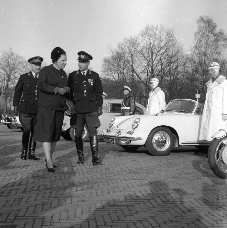 Koningin Juliana bezoekt Rijkspolitie De Varenkamp te Utrecht. Achter de koningi, Bestanddeelnr 913-7531