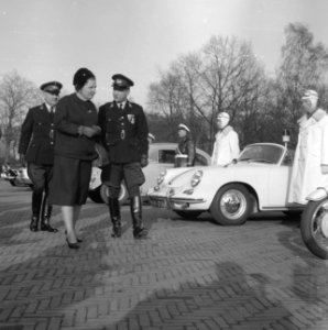 Koningin Juliana bezoekt Rijkspolitie De Varenkamp te Utrecht. Achter de koningi, Bestanddeelnr 913-7531