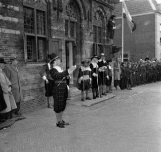 Koningin Juliana en prins Bernhard bezoeken de Kaasmarkt te Woerden, Bestanddeelnr 906-4738