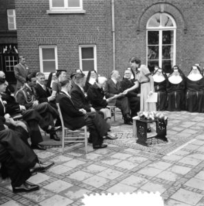 Koningin Juliana bezoekt Limburg. R.K. Landbouwhuishoudschool in Posterholt. …, Bestanddeelnr 905-3130