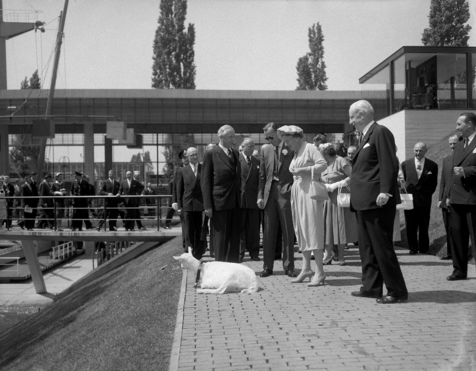 Koningin Juliana en prins Bernhard bezoeken de Expo 1958 in Brussel Hier staan , Bestanddeelnr 909-6409