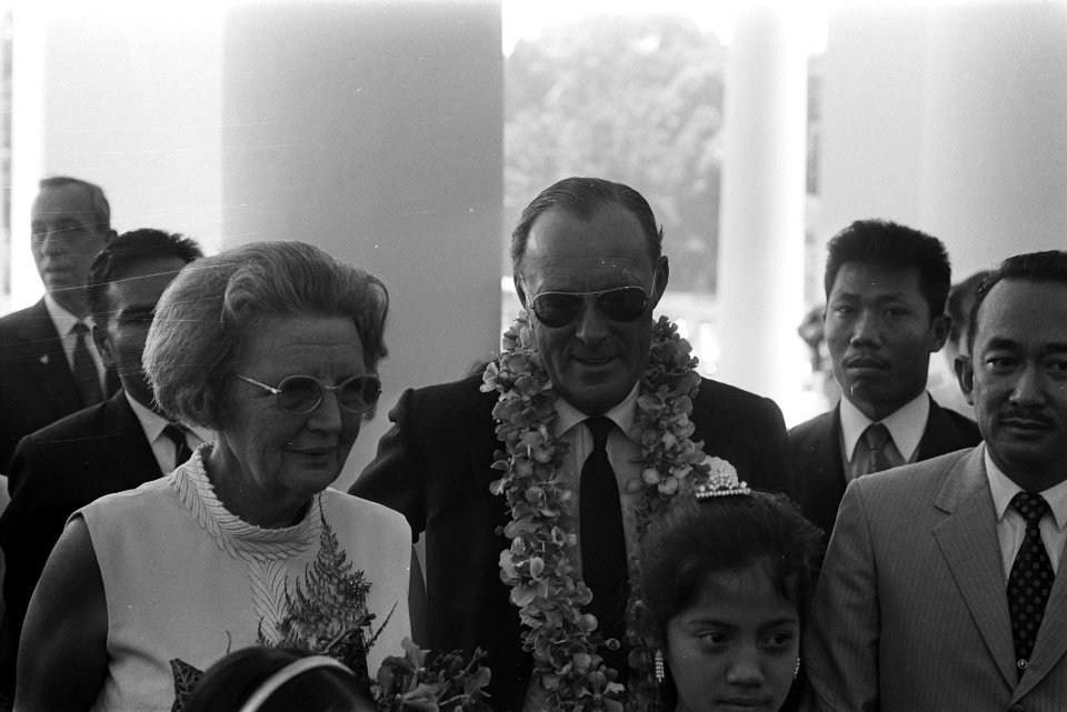 Koningin Juliana en prins Bernhard bezoeken het Paleis te Bogor, Bestanddeelnr 924-8798