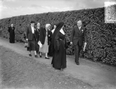 Koningin Juliana bezoekt Limburg. R.K. Landbouwhuishoudschool in Posterholt, Bestanddeelnr 905-3163