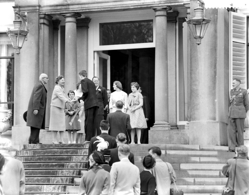 Koningin Juliana is 50 jaar geworden. De koninklijke familie bekijkt het defilé , Bestanddeelnr 910-3302