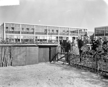Koningin Juliana en prins Bernhard bezoeken het centraal laboratorium van de blo, Bestanddeelnr 910-6594