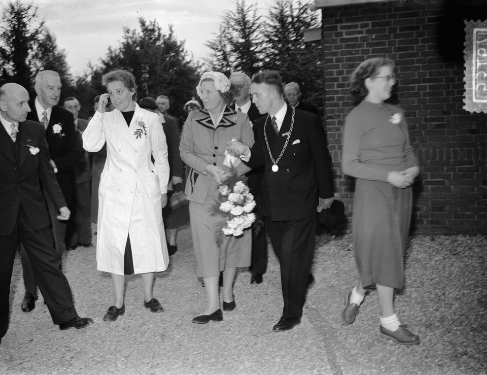 Koningin Juliana bezoekt Limburg. Middelbare Landbouwhuishoudschool te Posterho…, Bestanddeelnr 905-3167