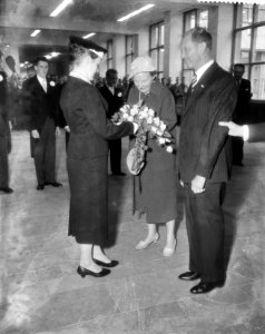 Koningin Juliana en prins Bernhard bezoeken de Technische Hogeschool te Delft K, Bestanddeelnr 909-9876