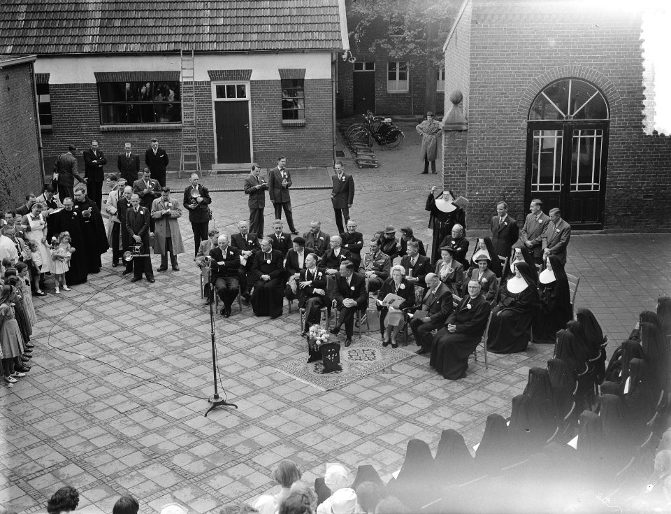Koningin Juliana bezoekt Limburg. Middelbare Landbouwhuishoudschool te Posterho…, Bestanddeelnr 905-3165