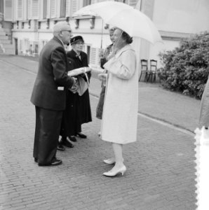 Koningin Juliana krijgt een cadeau aangeboden, Bestanddeelnr 911-3985