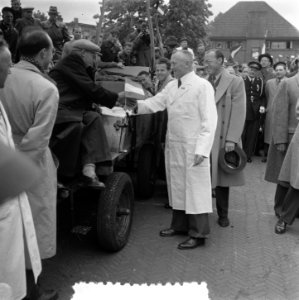 Koningin Juliana en prins Bernhard bezoeken de Kaasmarkt te Woerden, Bestanddeelnr 906-4755