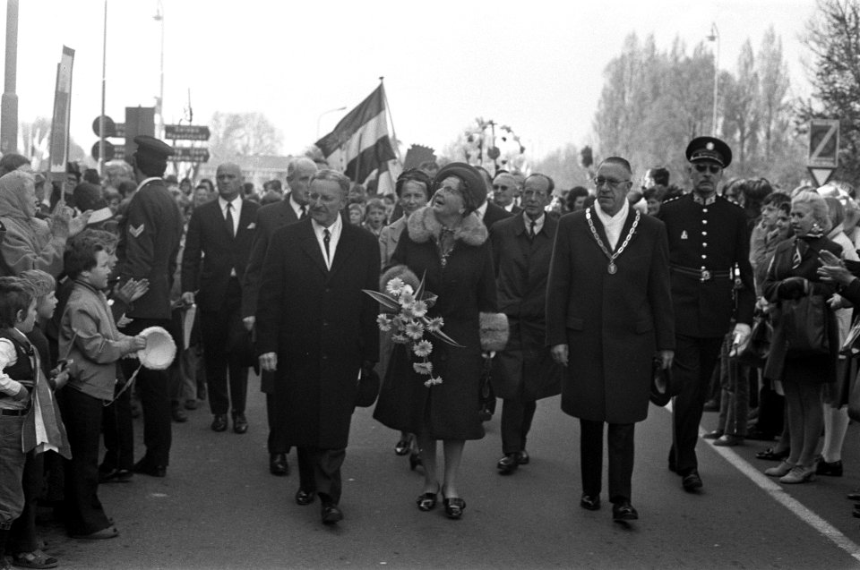 Koningin Juliana brengt loopt met burgemeester door Sittard, Bestanddeelnr 925-5548