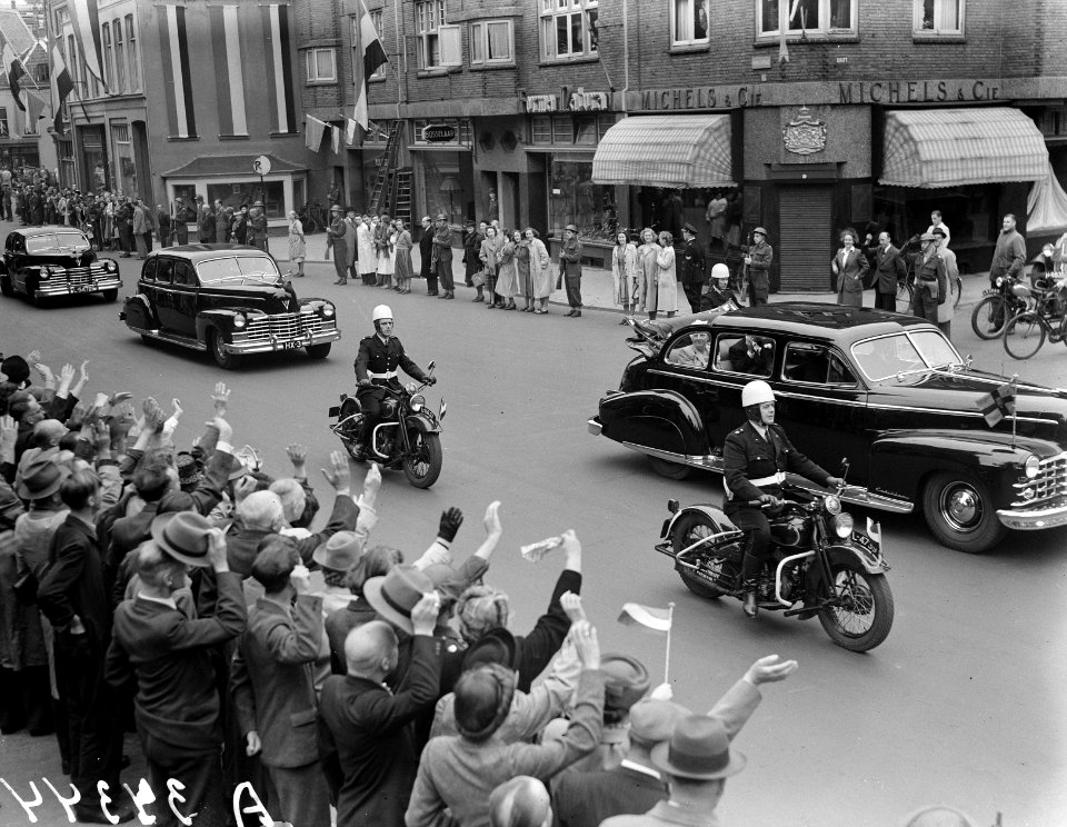 Koningin Juliana en prins Bernhard bezoeken Utrecht. Overzicht intocht, Bestanddeelnr 934-5263