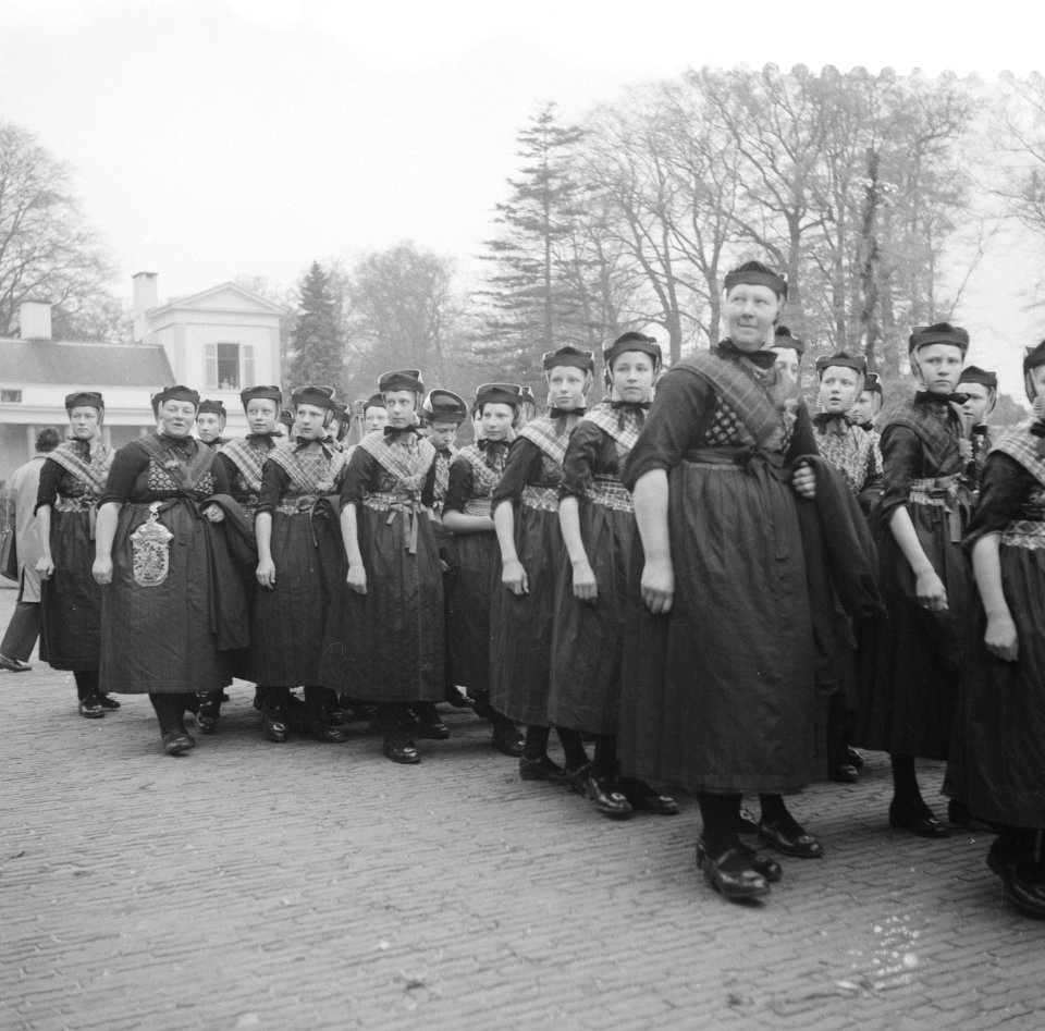 Koningin Juliana is 50 jaar geworden. De meisjes van de Christelijke Landbouwhui, Bestanddeelnr 910-3328