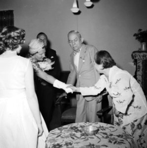 Koningin Juliana brengt een bezoek aan het verpleeghuis dr PC Borst te Hengel, Bestanddeelnr 911-3952
