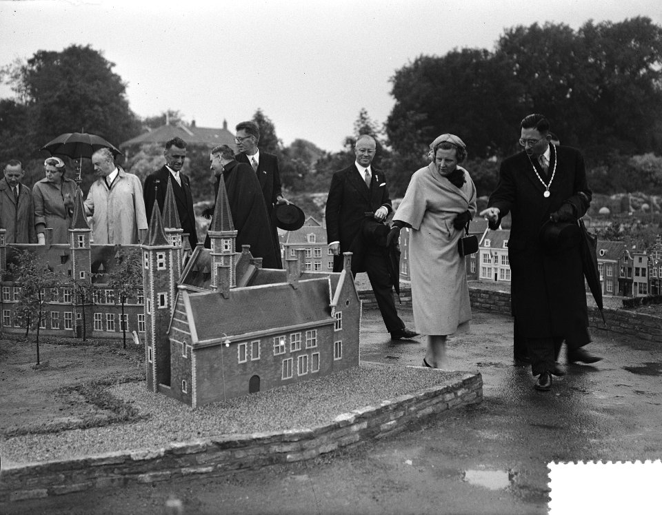 Koningin Juliana en prins Bernhard bezoeken Miniatuur Walcheren te Middelburg, Bestanddeelnr 906-5460