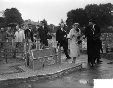 Koningin Juliana en prins Bernhard bezoeken Miniatuur Walcheren te Middelburg, Bestanddeelnr 906-5460