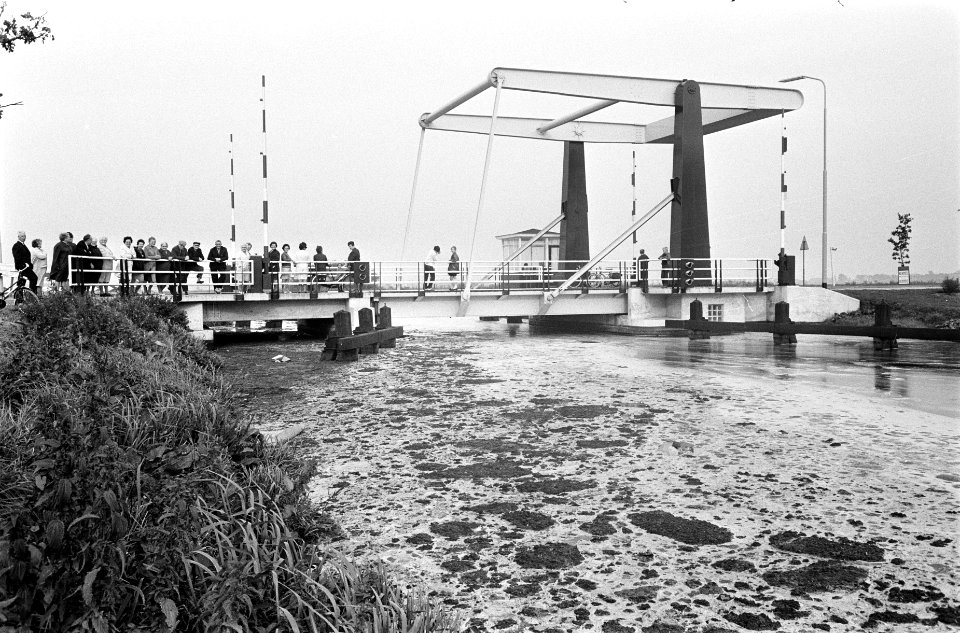 Koningin Juliana bezoekt Oost-Groningen. Het gezelschap staat bij het water van , Bestanddeelnr 922-8499