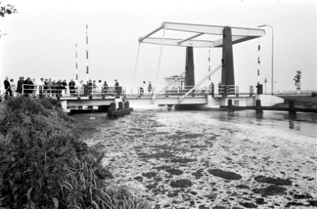 Koningin Juliana bezoekt Oost-Groningen. Het gezelschap staat bij het water van , Bestanddeelnr 922-8499