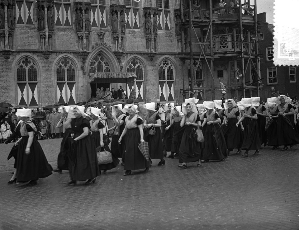 Koningin Juliana en prins Bernhard bezoeken Middelburg, défilé van vrouwen in k…, Bestanddeelnr 906-5456