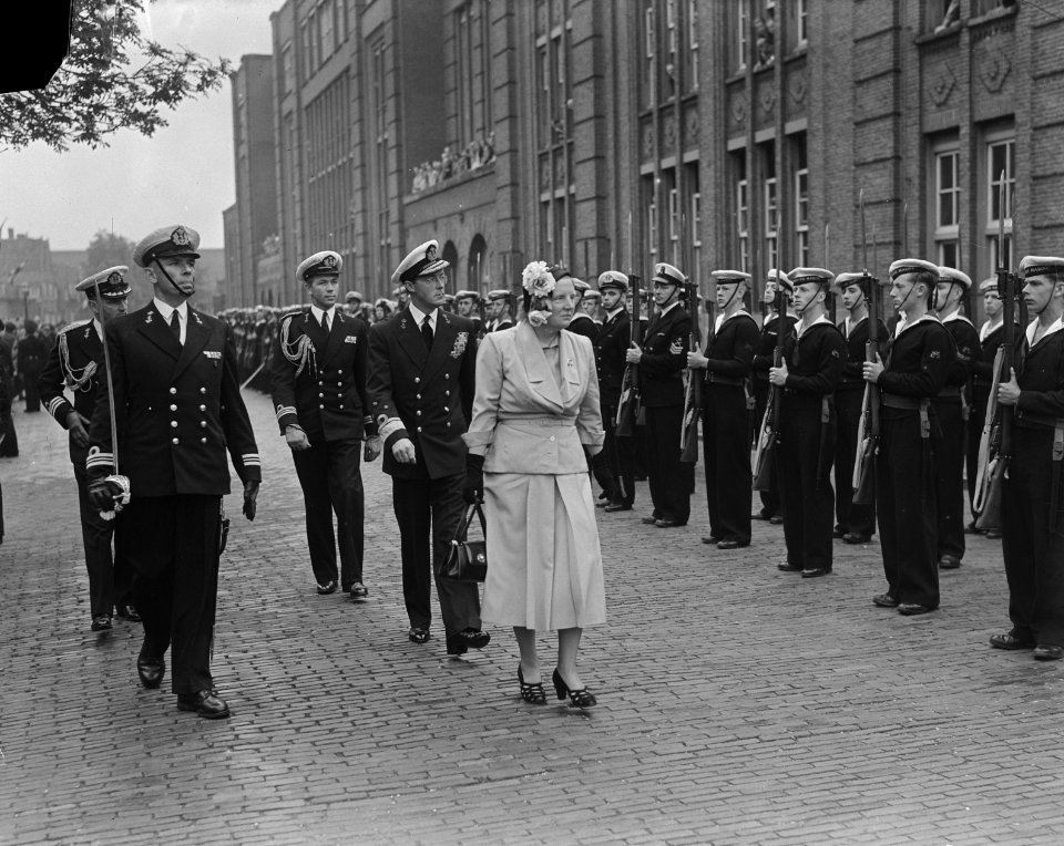 Koningin Juliana inspecteert de erewacht bij de tewaterlating van de kruiser Ze…, Bestanddeelnr 904-1433