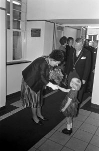 Koningin Juliana in Voorburg, Hare Majesteit krijgt bloemen. Rechts burgemeester, Bestanddeelnr 919-0787