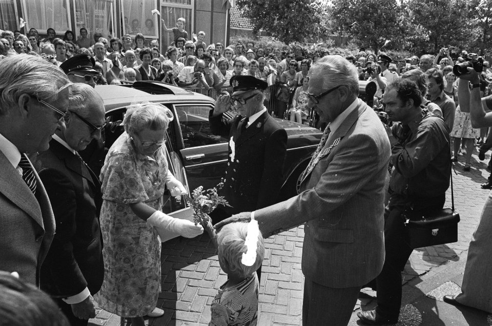 Koningin Juliana brengt werkbezoek aan het Westland, aankomst in 's-Gravenzande., Bestanddeelnr 928-6845