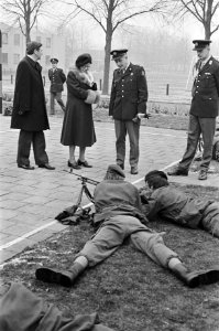Koningin Juliana bezoekt Koninklijke Militaire School in Weert, Bestanddeelnr 930-0252