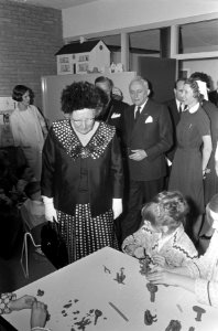 Koningin Juliana in Voorburg, Hare Majesteit bij patientjes in Diaconessenhuis, , Bestanddeelnr 919-0786