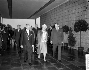 Koningin Juliana bracht bezoek aan Eindhoven Hare Majesteit met burgemeester ir, Bestanddeelnr 915-5722