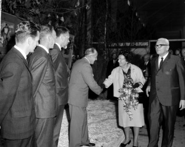 Koningin Juliana bracht bezoek aan Frisiana te Leeuwarden De koningin bracht be, Bestanddeelnr 915-5391 photo