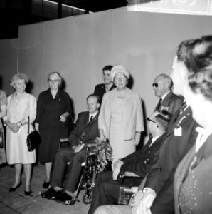 Koningin Juliana in gezelschap van enkele oorlogsslachtoffers en hun familie, Bestanddeelnr 917-7469