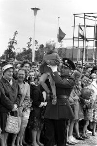 Koningin Juliana bezoekt Nu .... Breda 61 . Agent draagt jongetje weg, Bestanddeelnr 912-7574