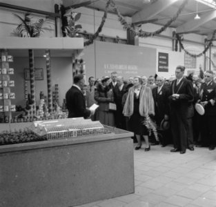 Koningin Juliana en prins Bernhard bezoeken de kaasmarkt in Woerden, Bestanddeelnr 906-4729