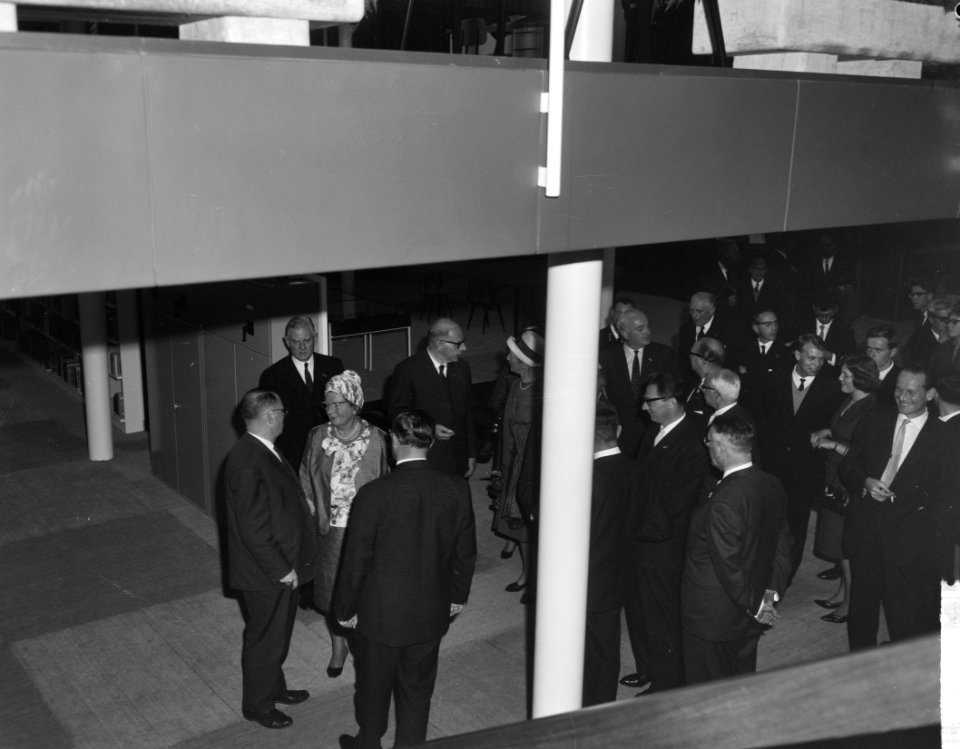 Koningin Juliana bracht bezoek aan Eindhoven Hare Majesteit met burgemeester ir, Bestanddeelnr 915-5724