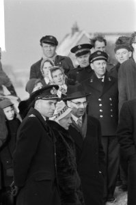 Koningin Juliana bezoekt Tuindorp Oostzaan na de overstromingsramp, Bestanddeelnr 910-9478