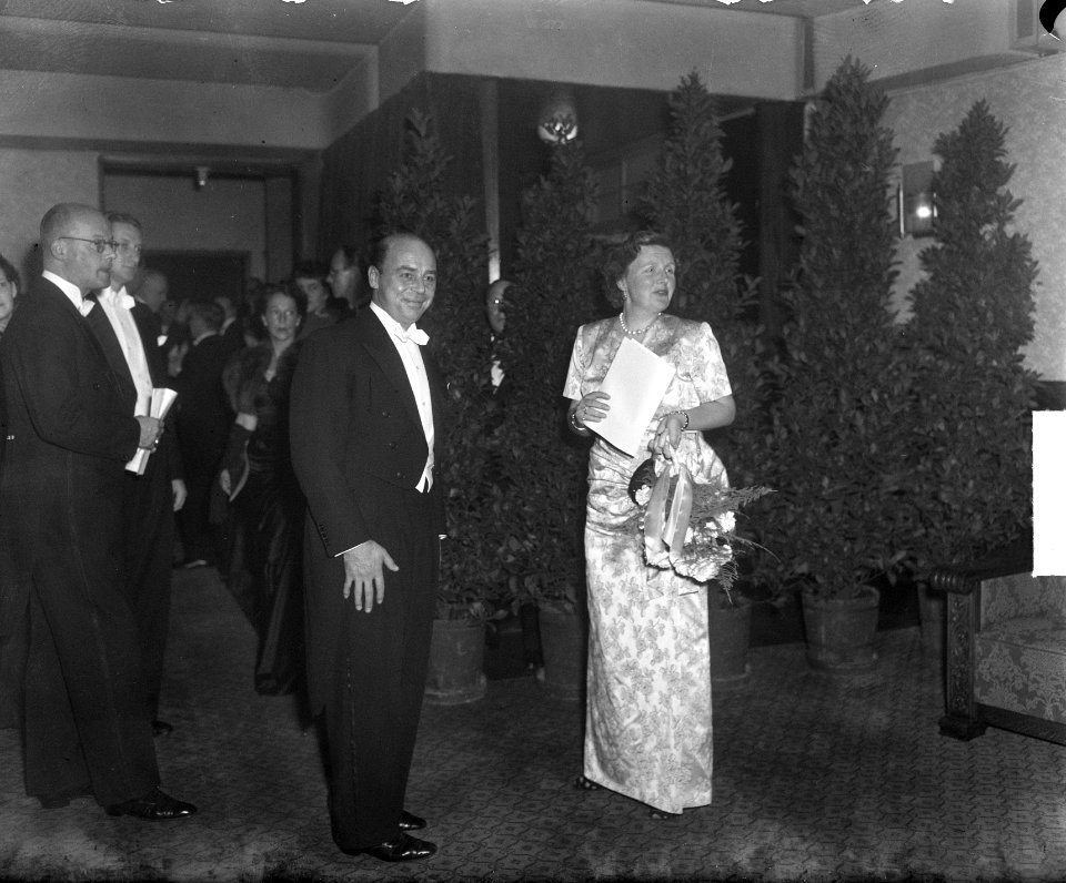 Koningin Juliana is aanwezig bij de première van de film 'De Dijk is dicht', in , Bestanddeelnr 904-2343